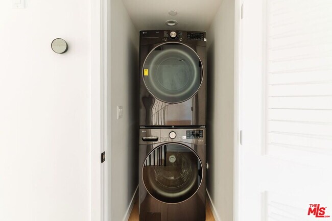 Building Photo - 6765 Lexington Ave