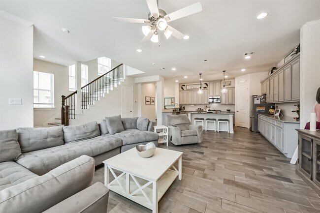 Primary Photo - 18 W Oaks Dr