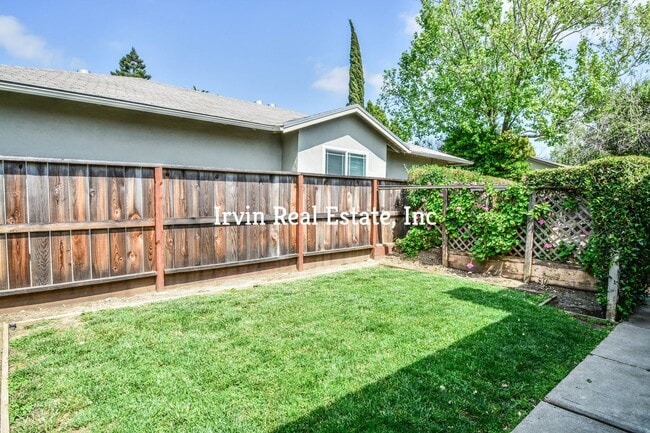 Building Photo - Nice 4 Bedroom Rancher