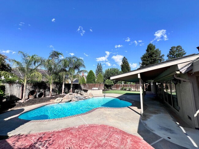 Building Photo - $3,700 Cole & Millbrook, 4 Bedroom House -...
