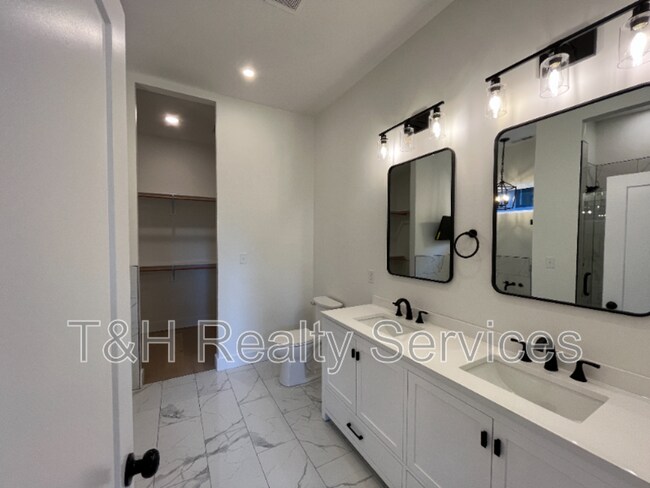 Building Photo - 930 Woodlawn Ave