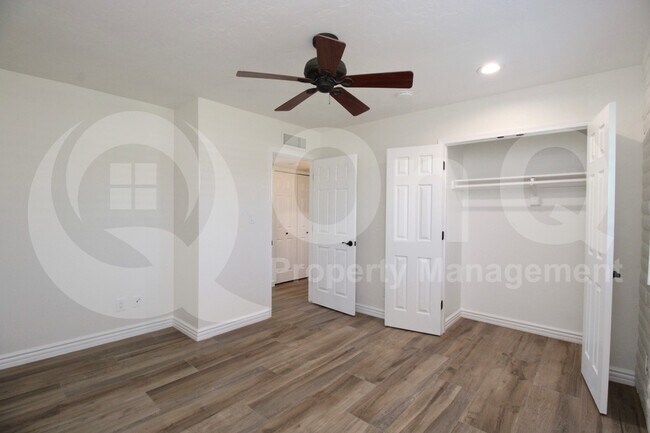 Building Photo - 2439 E Mercer Ln