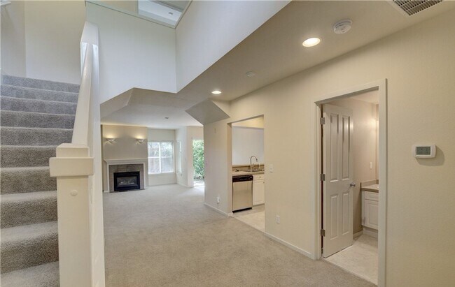 Building Photo - 2bd/2.5ba Redmond Townhouse