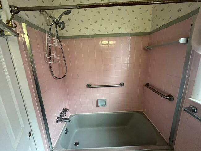 Building Photo - 3 bed room 1.5 bath