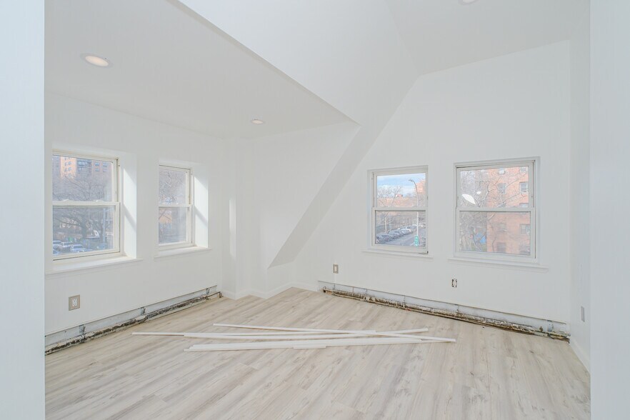 Building Photo - 384 Lafayette Ave