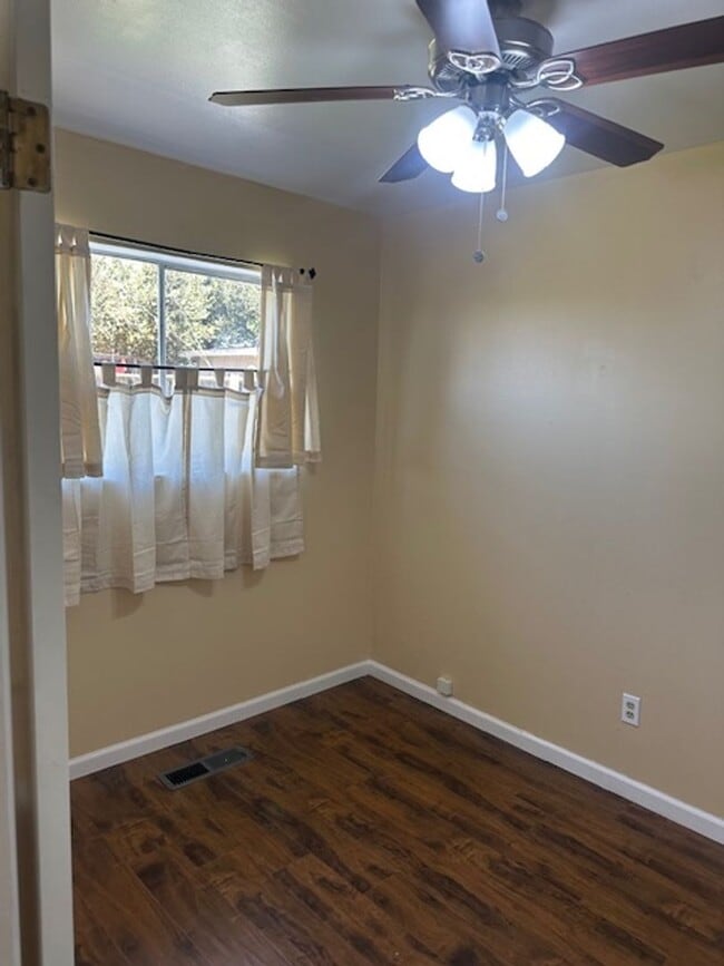 Building Photo - 4 Bed, 21/2 Bath Split level single family...
