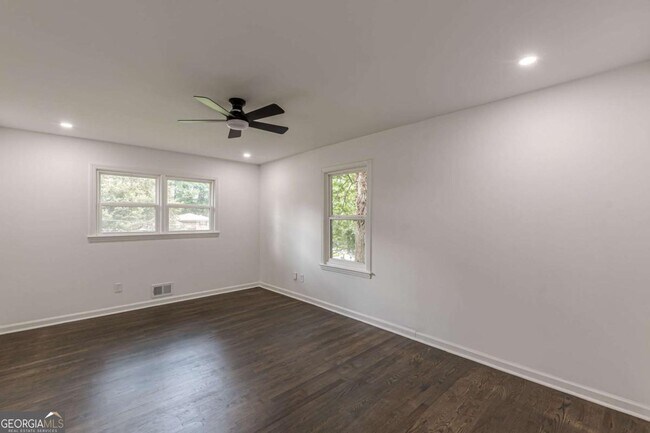 Building Photo - 2352 Glendale Dr