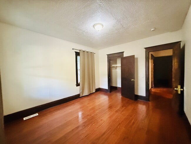 Building Photo - 578 E 21st St