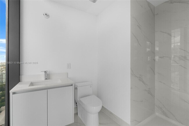 Building Photo - 700 NE 24th St