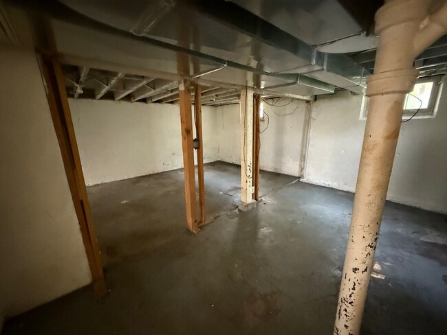 Building Photo - Spacious 3 Bedroom 1 Bath Unit in Minneapolis