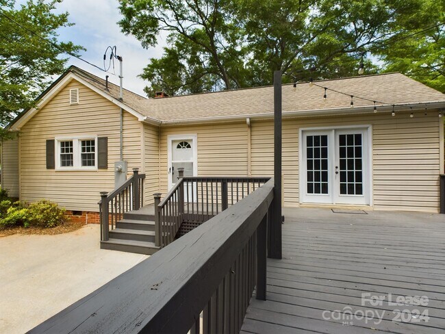 Building Photo - 618 Monroe Hwy