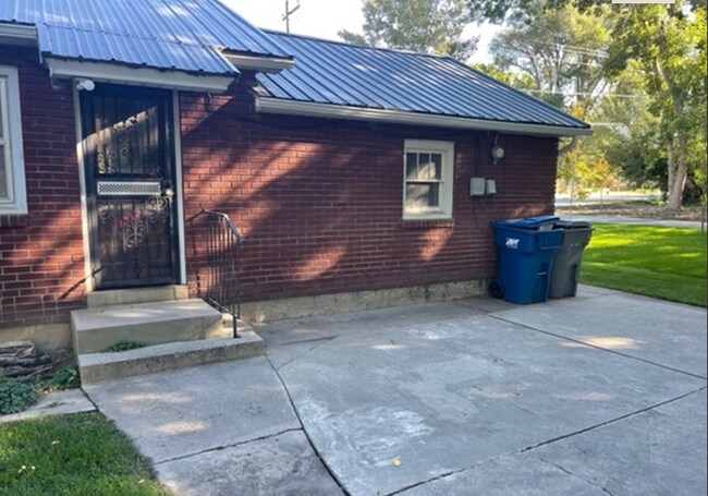 Building Photo - 40 E 300 N