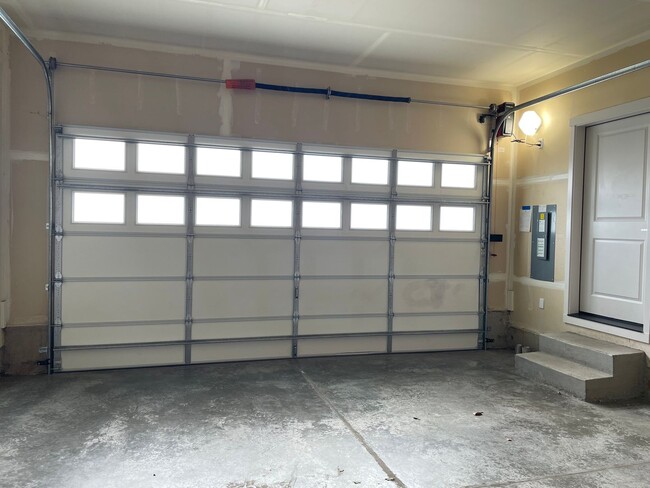 Building Photo - Goregous 3 Bedroom Home Ready for Hot Summ...
