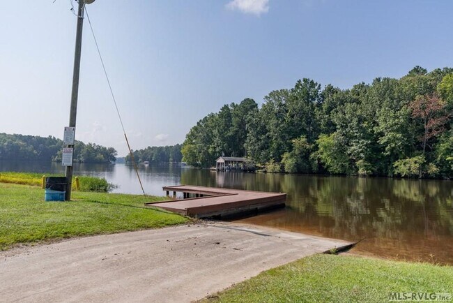 Building Photo - 2 Bedroom, 2 Bath Home located in Tanglewood Shores