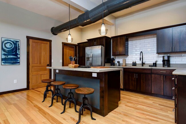 Building Photo - Luxury fully furnished downtown loft 2 bed...