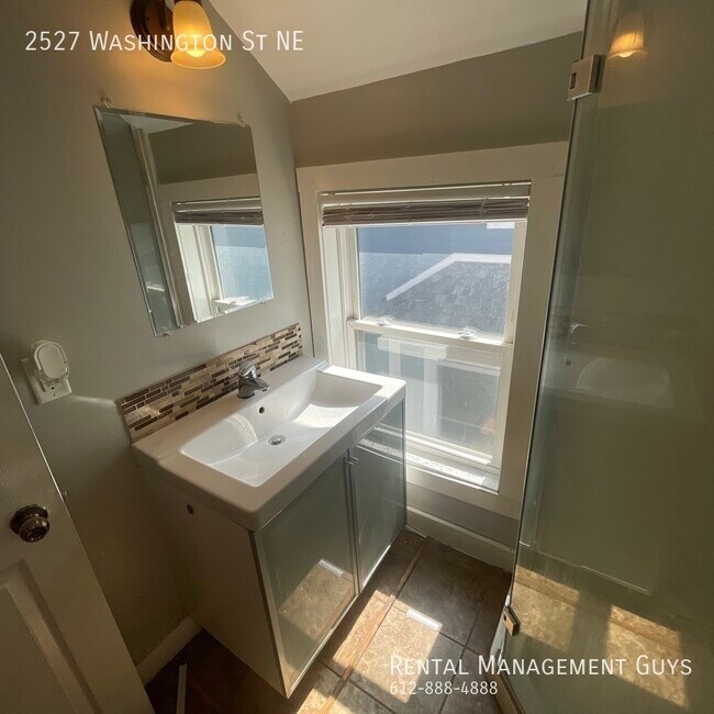 Building Photo - 4 Bedroom Home! Updated Kitchen and Office!