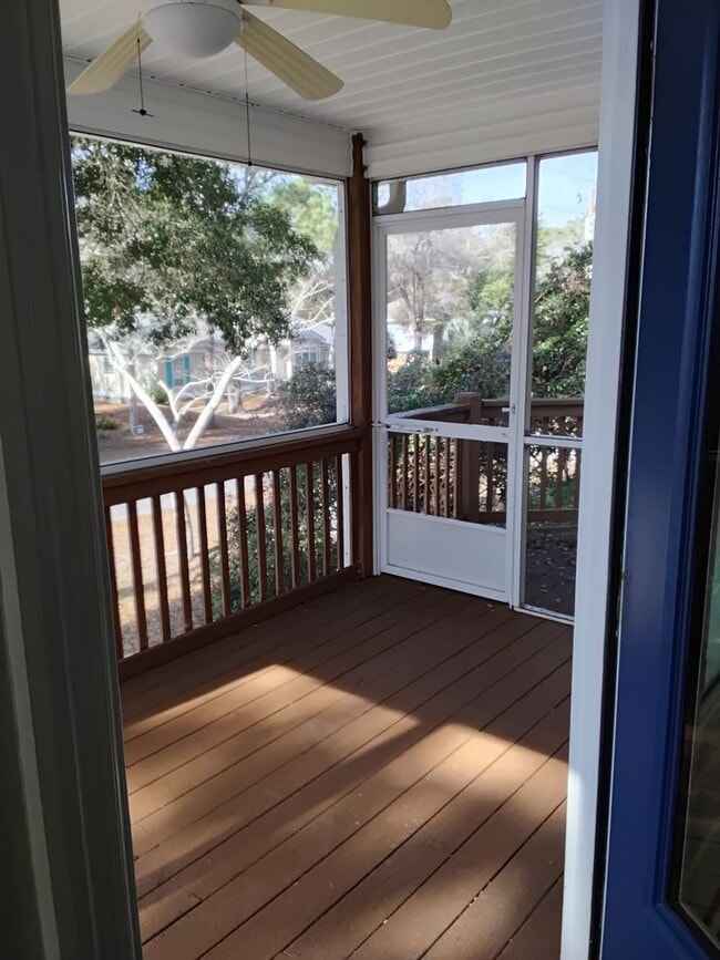 Building Photo - 422 Holly St