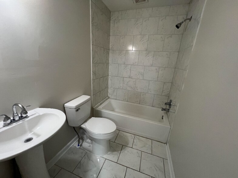 Building Photo - 912 E Skinner St