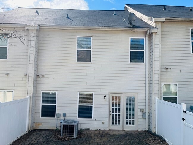 Building Photo - Sought after community, swimming/playground, courtyard, 1 car garage, 2 bed/2.5 bath, granite  co...