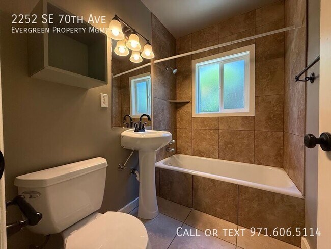 Building Photo - 2252 SE 70th Ave