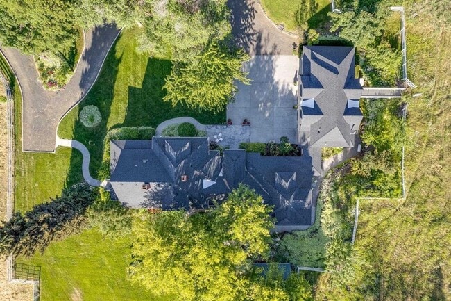 Building Photo - Historic Queen-Anne Style Home