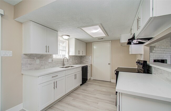 Building Photo - 13843 Rosetta Dr