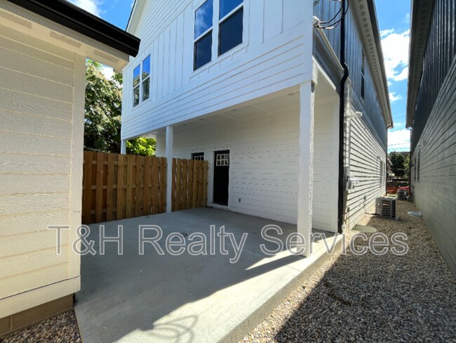 Building Photo - 930 Woodlawn Ave