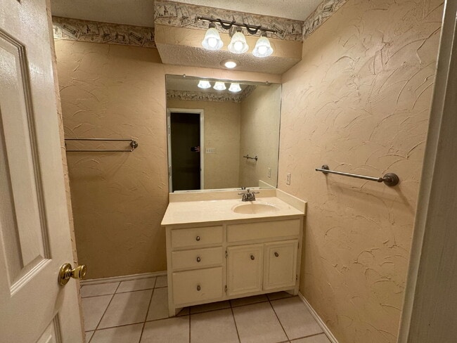 Building Photo - Spacious Home Located Within Few Blocks Of Schools & Close Access To Spur 327 & S. Loop 289!