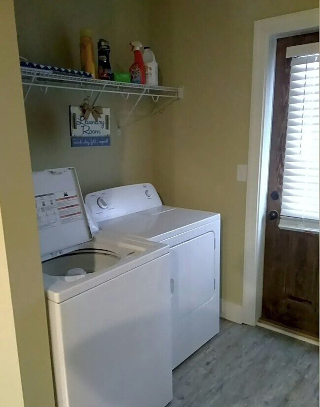 Building Photo - For Rent: Student Housing — Private 1BR/1BA Suite (TTU Students Only)