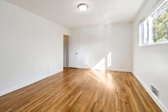 Building Photo - Renewed Spacious Condo in Parkside - Bethe...