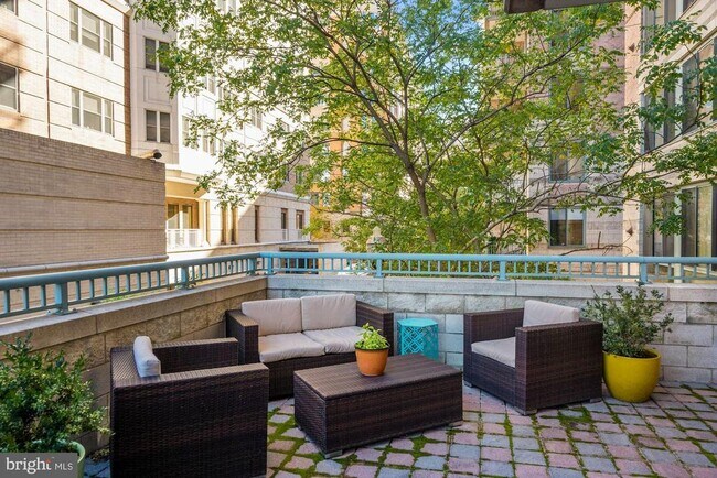 Building Photo - 851 N Glebe Rd