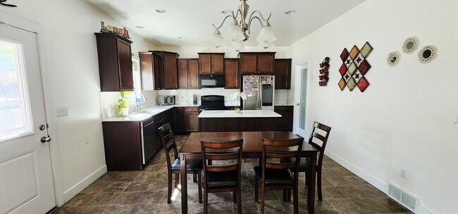 Building Photo - 5213 W Fortrose Dr