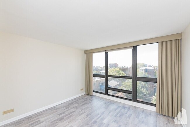 Building Photo - 1550 N LaSalle Dr