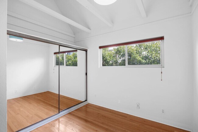 Building Photo - Spacious 4 BR 3 BA Home in Prime West L.A.