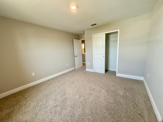 Building Photo - 5282 Neil Dr