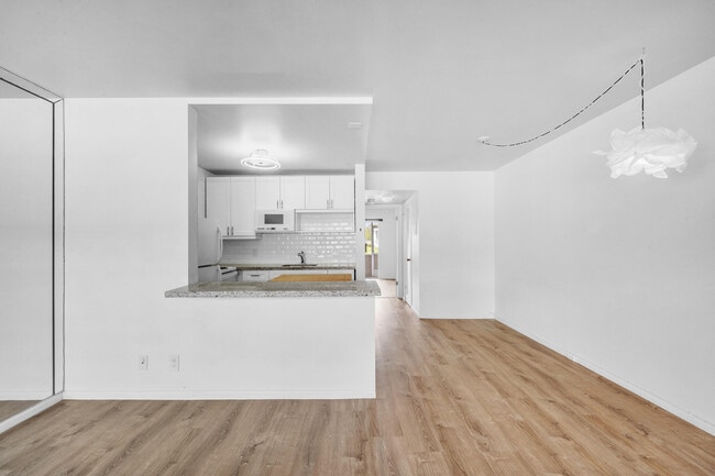 Building Photo - 127 Westbury E