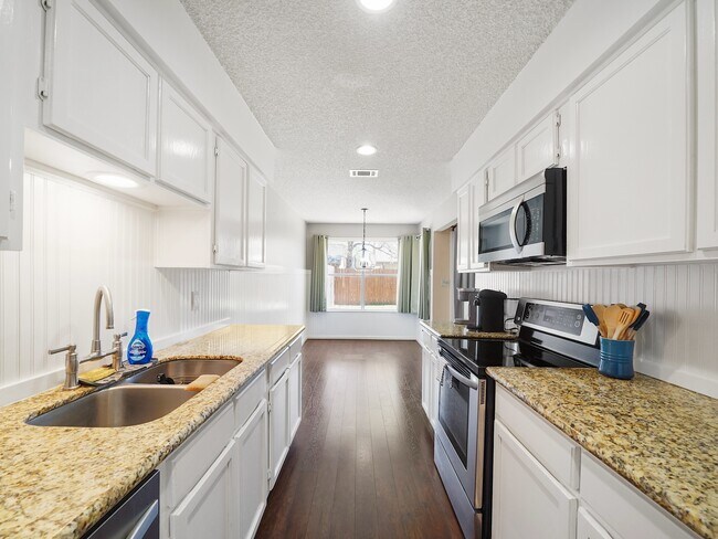 Building Photo - 2239 Highland Hills Dr