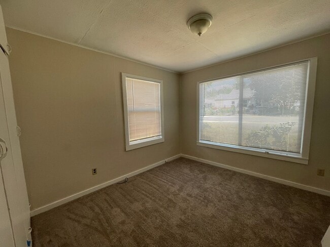 Building Photo - 2 Bed 1 Bath Cottage