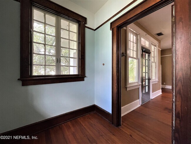 Building Photo - 148 W 6th St