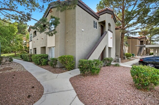 Building Photo - Upgraded 1 Bedroom Condo in Gated Communit...