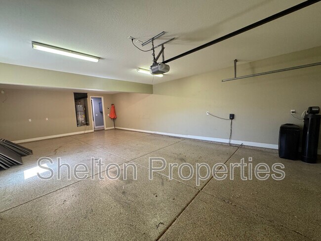 Building Photo - 20933 W Cora Vista