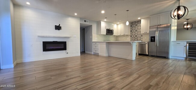 Building Photo - 5525 E Thomas Rd