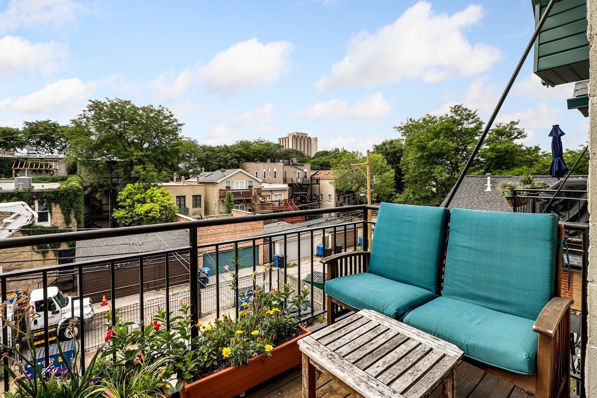 Balcony - 2117 W Evergreen Ave