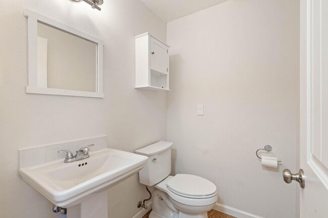 Building Photo - Comfortable 4-bdrm/2.5-bath home in Hillsb...