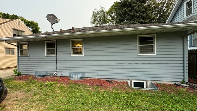 Building Photo - 4 Bed 2 Bath Home - North Fargo