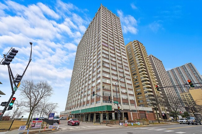Primary Photo - 6171 N Sheridan Rd