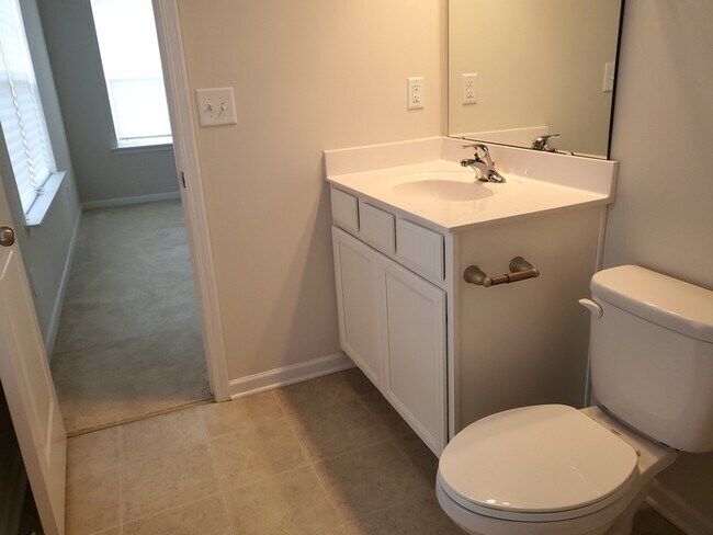 Building Photo - 2 Bedroom, 2.5 Baths End unit Townhome located in Townes at University East