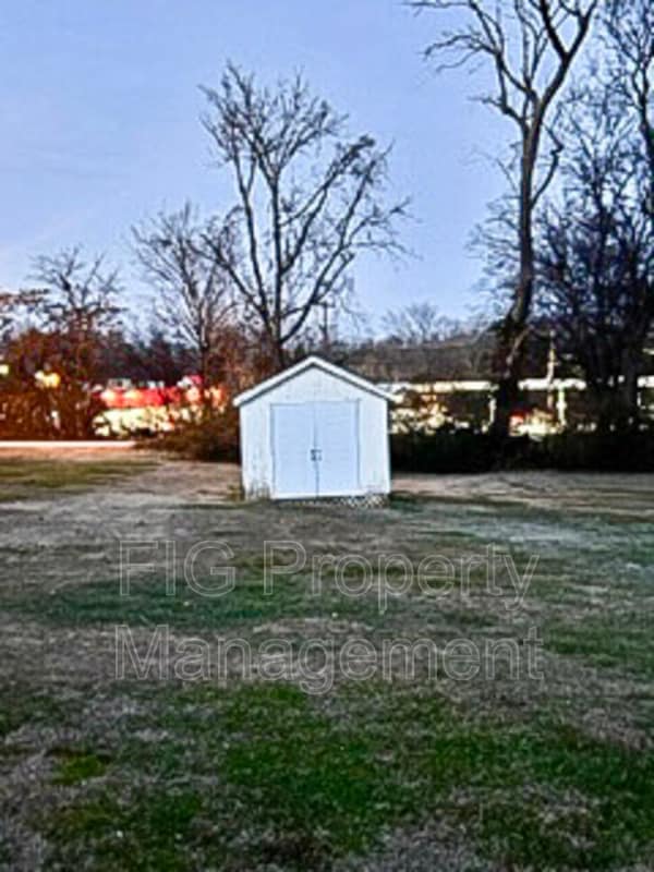 Building Photo - 444 Louisville Road
