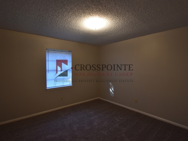 Building Photo - Adorable 3-bedroom, 2-bath duplex with 2-car garage in The Highlands Addition