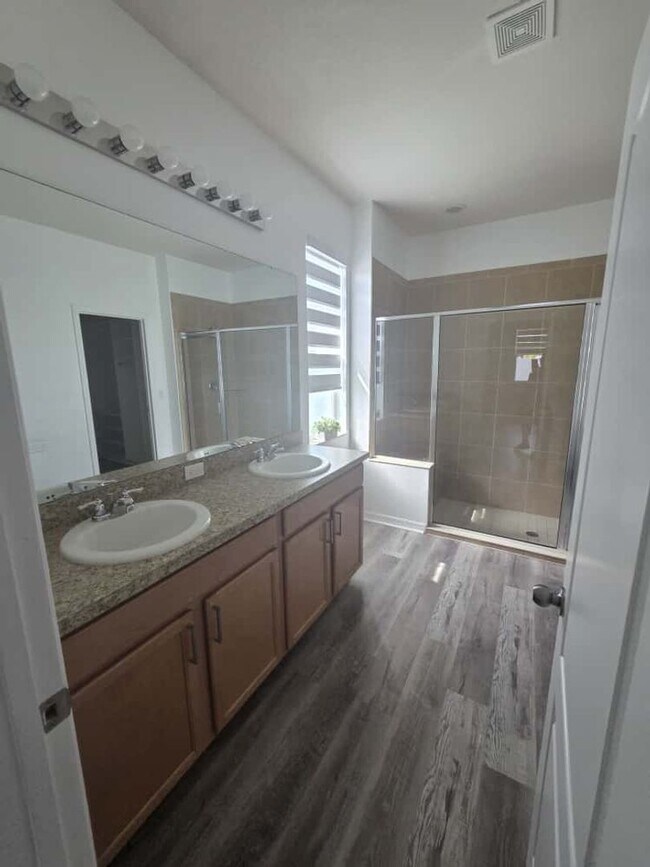 Building Photo - Beautiful house!  4/2 SINGLE FAMILY HOME